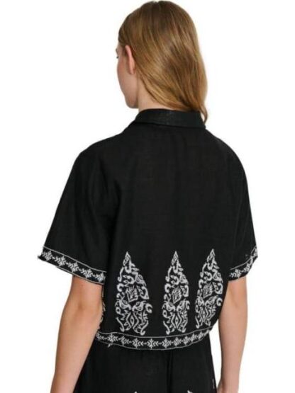 BLUSA CON BORDADO NEGRO HOLLY LAND - Image 6