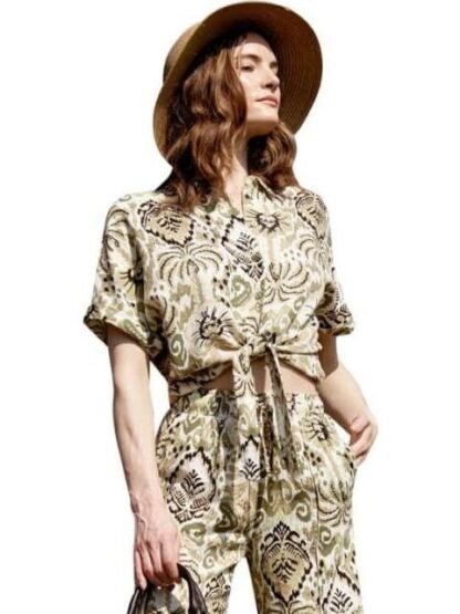 BLUSA ESTAMPADA CON AMARRE VERDE OLIVO HOLLY LAND - Image 3