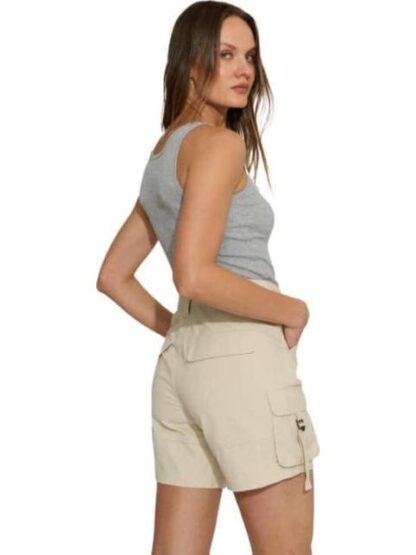 SHORT DE GABARDINA CON BOLSAS CARGO BEIGE HOLLY LAND - Image 4