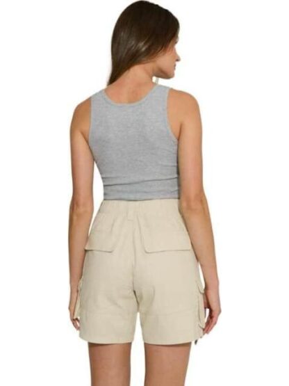 SHORT DE GABARDINA CON BOLSAS CARGO BEIGE HOLLY LAND - Image 5