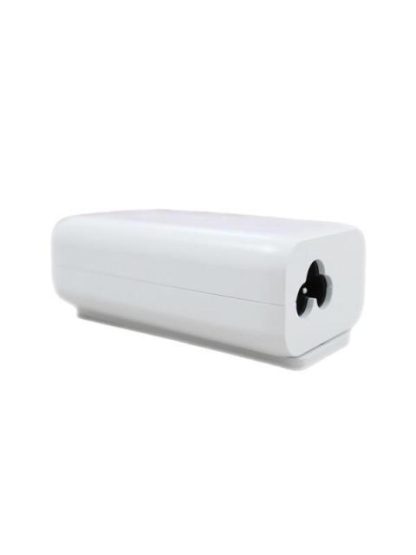 ADAPTADOR GENERICO COMPACTO CAPAZ DE ENTREGAR 30 W