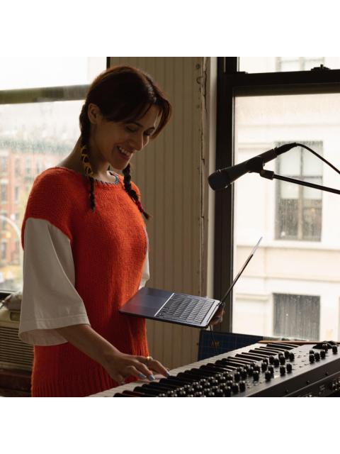 APPLE MACBOOK AIR RETINA MLY33E-A 13.6 APPLE M2 8GB 256GB SSD MIDNIGHT (JULIO 2022) - Image 4