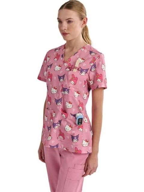 FILIPINA PIJAMA QUIRURGICA DAMA PALO DE ROSA HELLO KITTY AND FRIENDS - Imagen 3