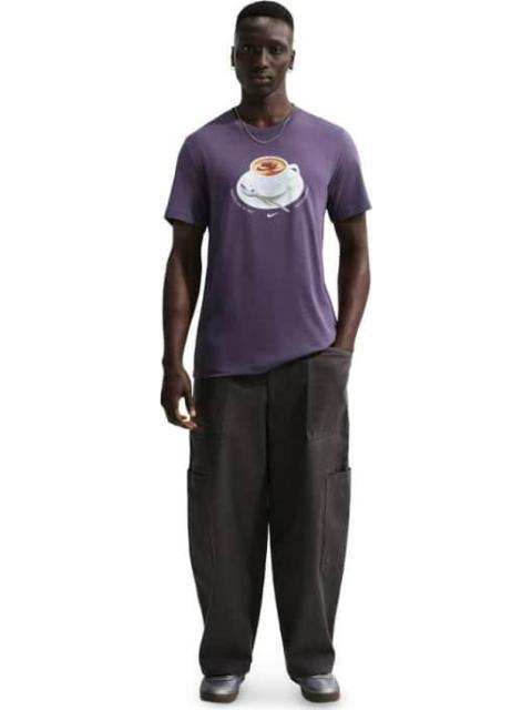 PLAYERA U NSW TEE STD CAFE SWOOSH MUG MORADO NIKE - Imagen 4