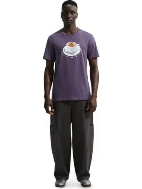 PLAYERA U NSW TEE STD CAFE SWOOSH MUG MORADO NIKE - Imagen 5
