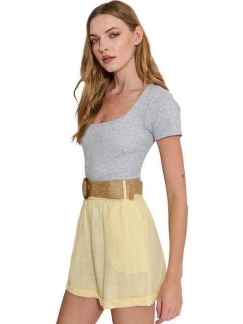 SHORT DE LINO CON CINTURON DE PAJA AMARILLO HOLLY LAND - Imagen 5