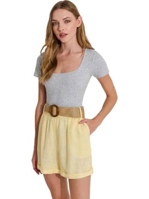 SHORT DE LINO CON CINTURON DE PAJA AMARILLO HOLLY LAND - Imagen 6